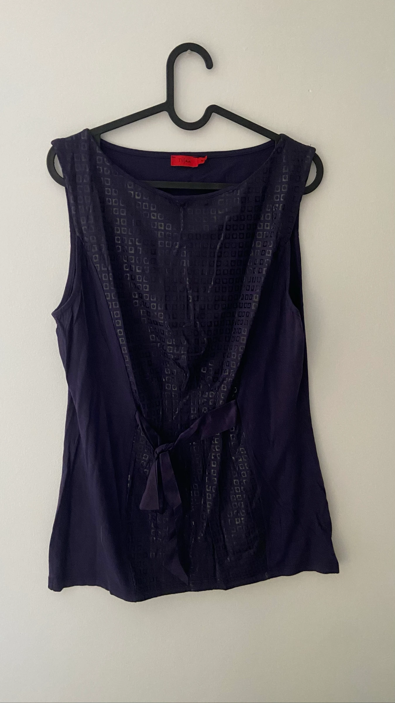 Haut violet avec motif sur le devant taille 42